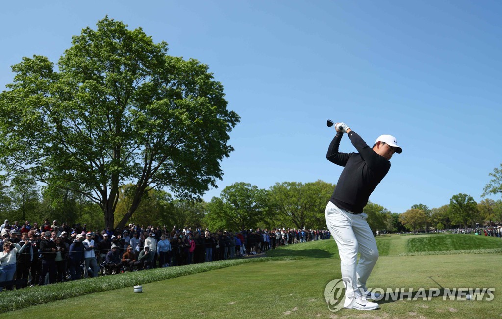 Getty Images의 이 사진에서 한국의 김주형이 2023년 5월 17일 뉴욕주 피츠포드의 오크힐 컨트리 클럽에서 열린 PGA 챔피언십 이스턴 코스의 연습 라운드에서 7번 홀에서 티샷을 하고 있다.)