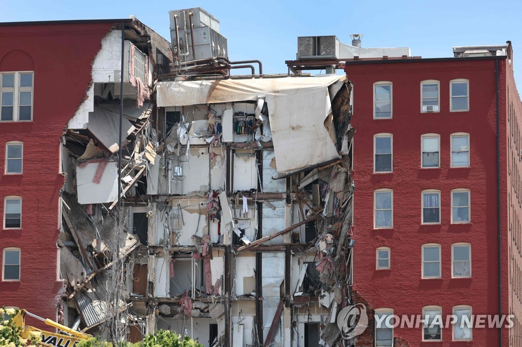 '12명 탈출·8명 구조'…美아이오와서 6층 아파트 건물 일부 붕괴