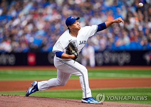 Free agent pitcher Ryu Hyun-jin entertaining offer from ex-KBO