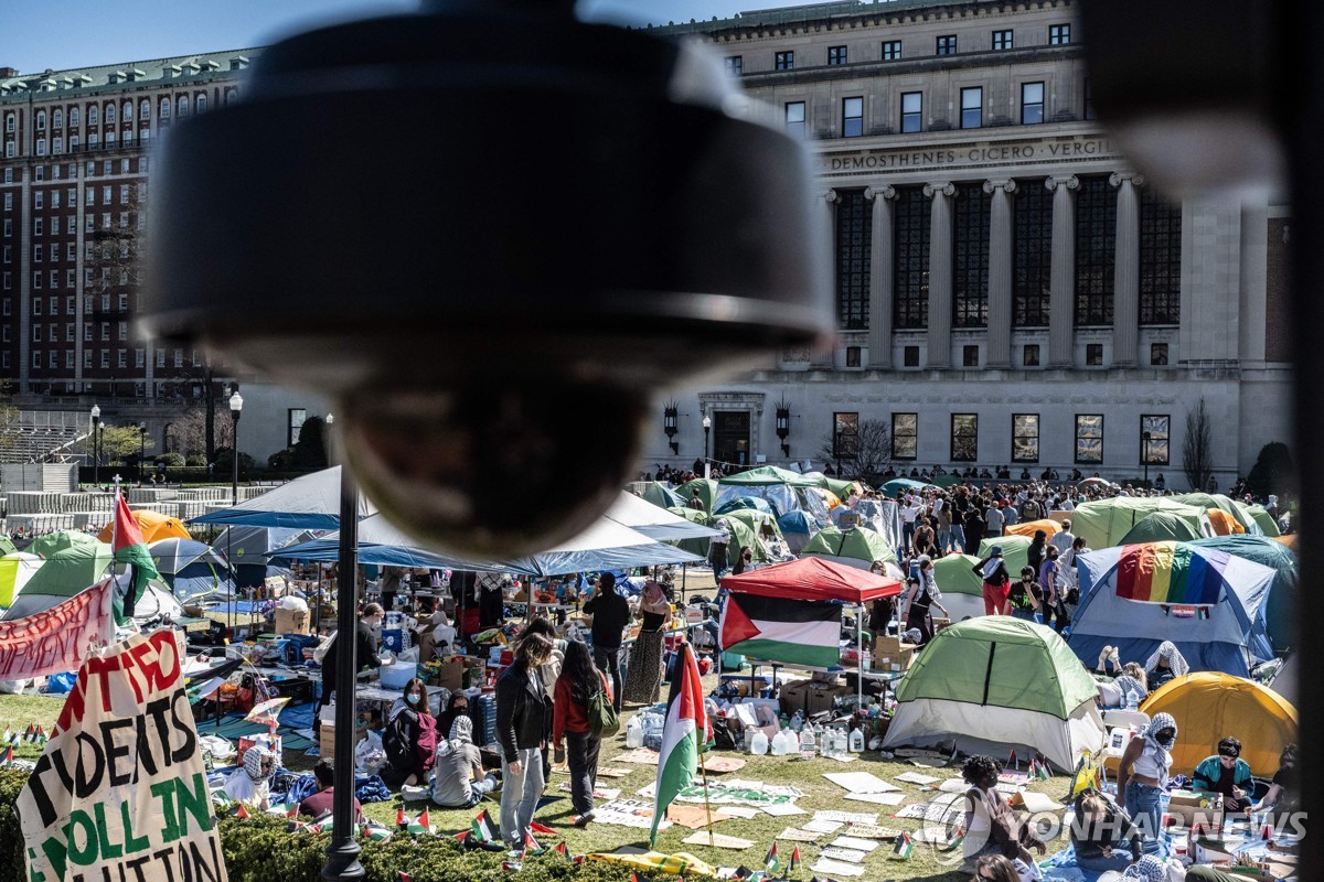 23일(현지시간) 뉴욕 컬럼비아대 캠퍼스에서 텐트 농성 중인 시위대 