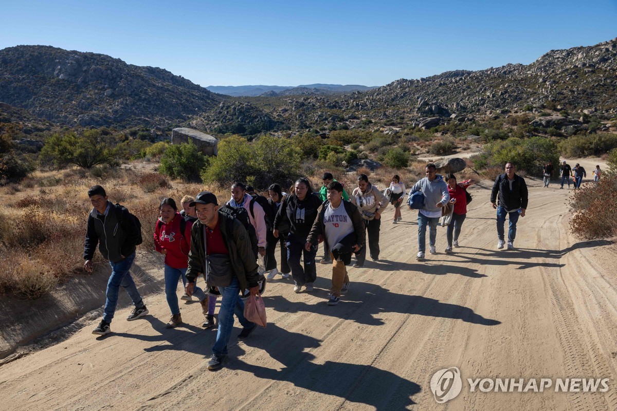 멕시코 국경을 넘어 미국으로 가기 위해 사막길을 걷는 이민자들