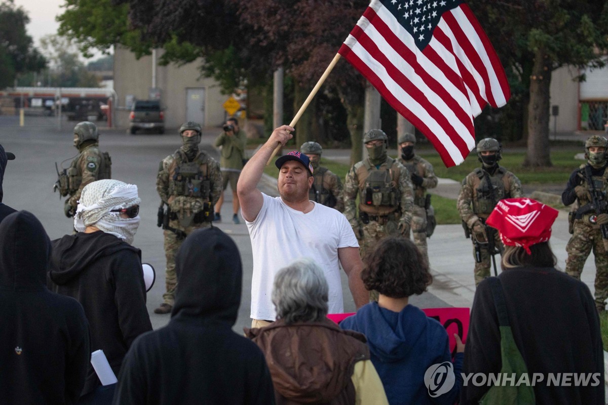 미국 불법체류자 구금시설 앞에서 반(反)이민 정책을 찬성하는 1인 시위자
