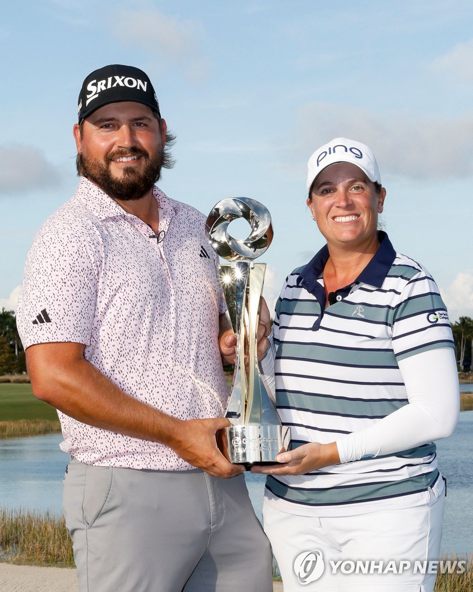 우승컵 든 노백(왼쪽)과 코글린