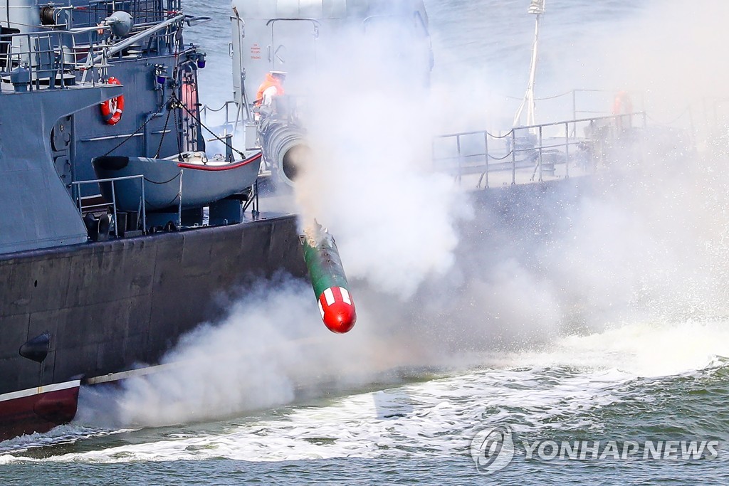 2020년 7월 열병식 중 어뢰 발사하는 러시아 해군 잠수함
