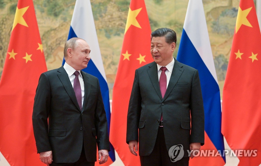 2월 4일 중국 베이징에서 정상회담 앞두고 사진 촬영 중인 블라디미르 푸틴 러시아 대통령과 시진핑 중국 국가주석 