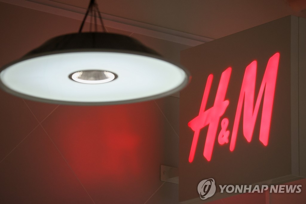 러시아의 H&M 매장 로고 