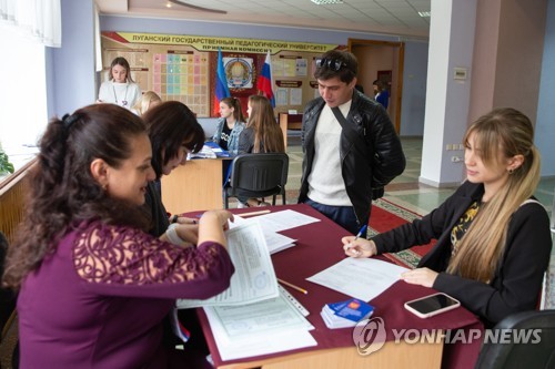 루한스크에 마련된 러시아 영토편입 주민투표소