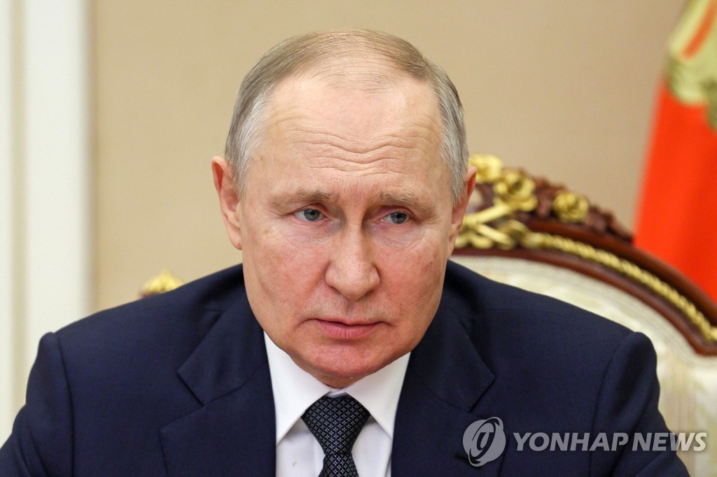 지난 24일 국가안보회의를 화상으로 여는 푸틴 러시아 대통령