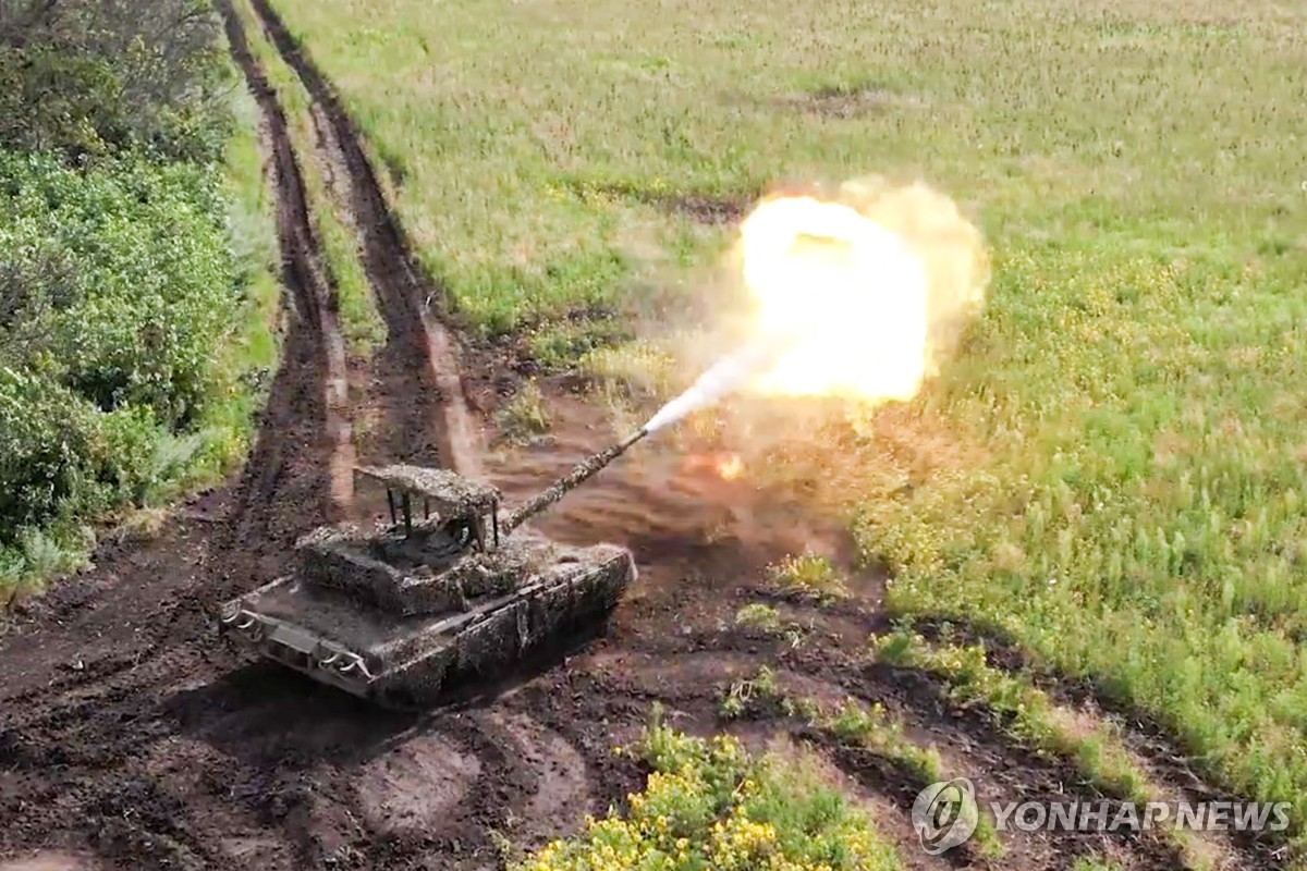 Tanque russo T-80 em combate na Ucrânia com blindagem adicional em forma de teto de aço