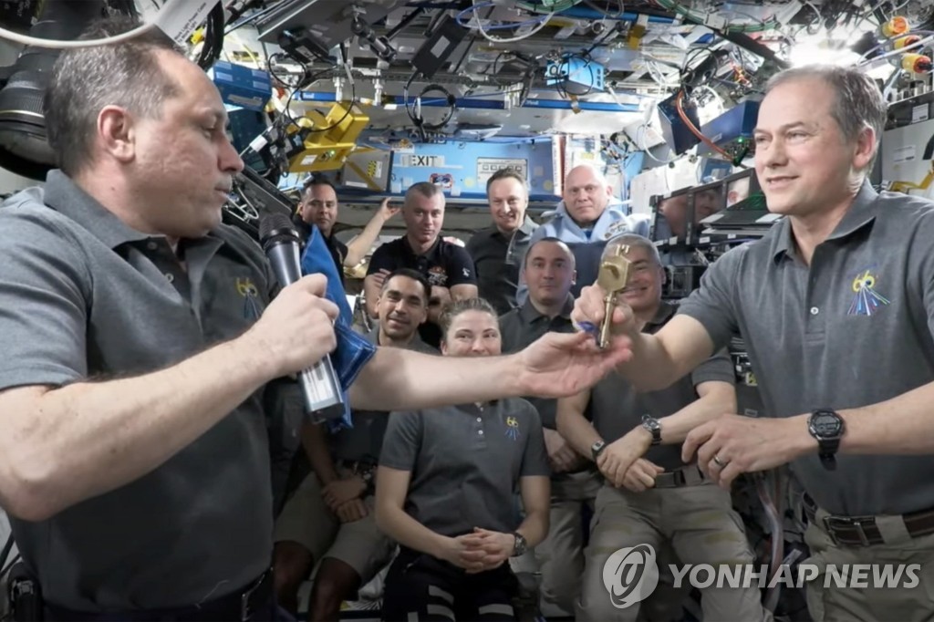 평화롭게 이뤄진 ISS '열쇠' 이양식
