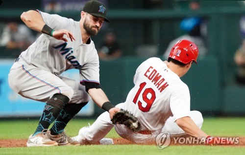 In this UPI file photo from June 28, 2022, Tommy Edman of the St. Louis Cardinals (R) beats the tag by Miami Marlins second baseman Jon Berti as he steals second base during the bottom of the fifth inning of a Major League Baseball regular season game at Busch Stadium in St. Louis. (Yonhap)