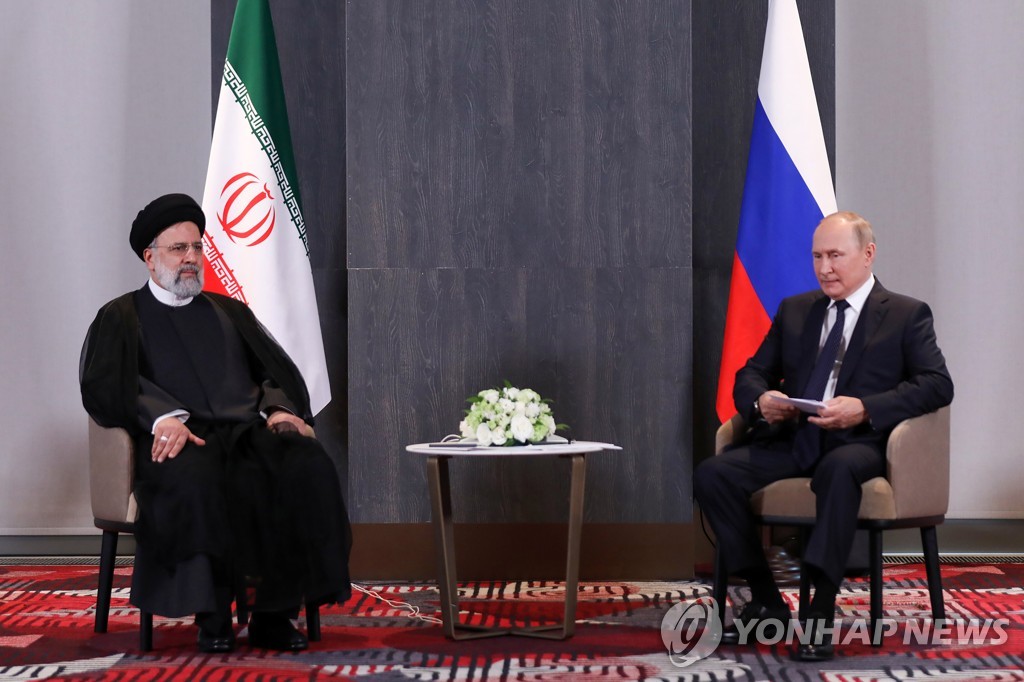 푸틴 러시아 대통령과 대화하는 에브라힘 라이시 이란 대통령