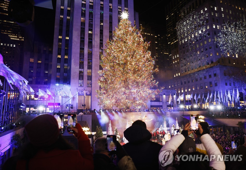 '25미터 나무에 5만 개의 전구를'…뉴욕 록펠러센터 크리스마스트리 점등