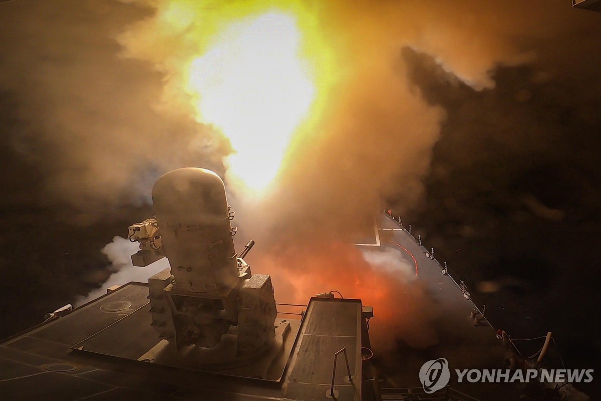 후티 반군의 미사일과 드론을 격추 중인 미 해군 구축함 카니호