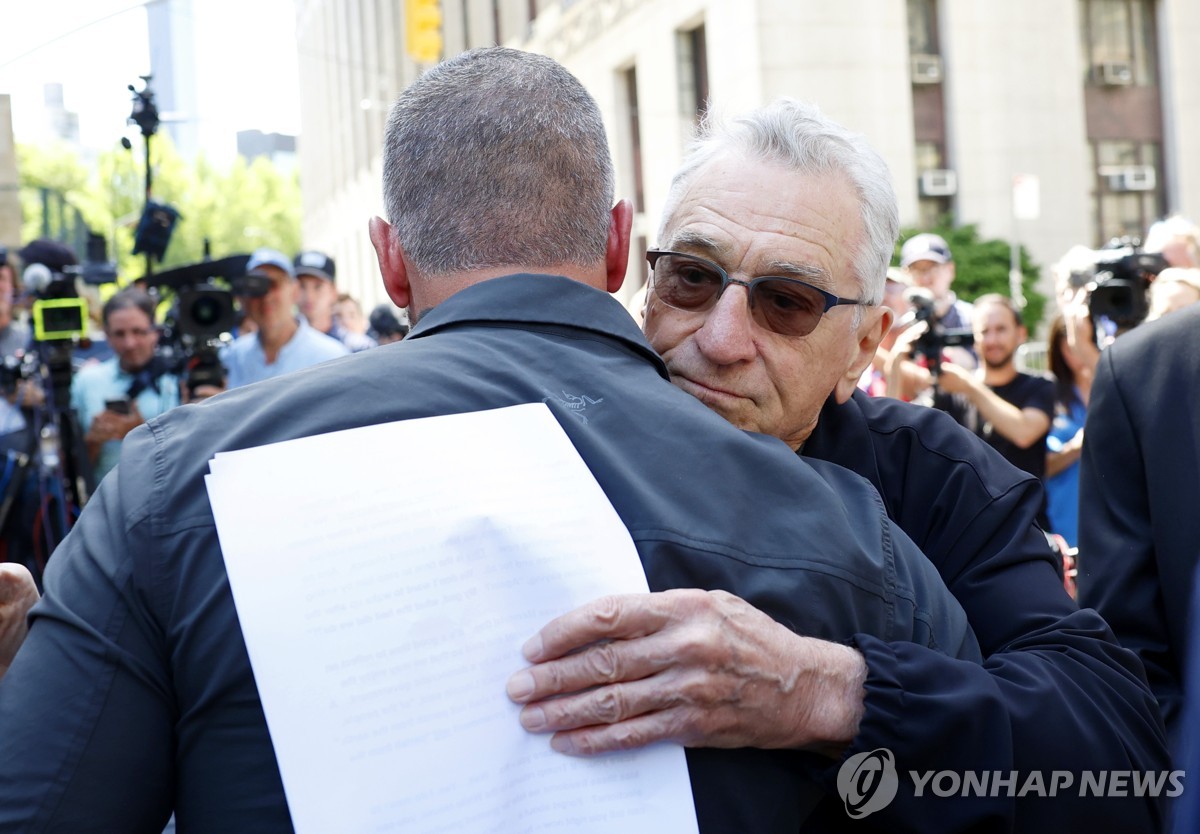 할리우드 원로 드니로, 아들 성전환에 "이젠 딸로서 사랑·지지"
