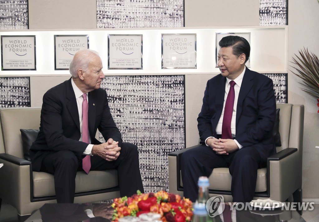 2017년 스위스 다보스 포럼에서 만난 바이든 대통령과 시진핑 주석[신화=연합뉴스 자료사진]