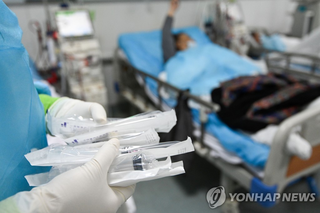  21일 중국 후베이성의 한 병원에서 코로나19 환자가 치료받는 모습