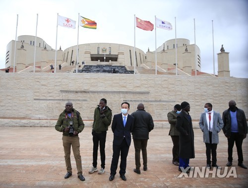 (신화=연합뉴스) 지난달 29일 중국이 지어준 짐바브웨의 새 의사당 건물 앞에 사람들이 서 있는 모습. 2022.7.5.
