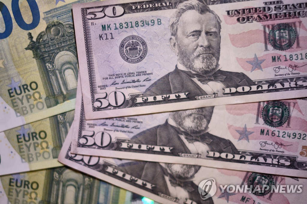 유로화와 미 달러화 지폐