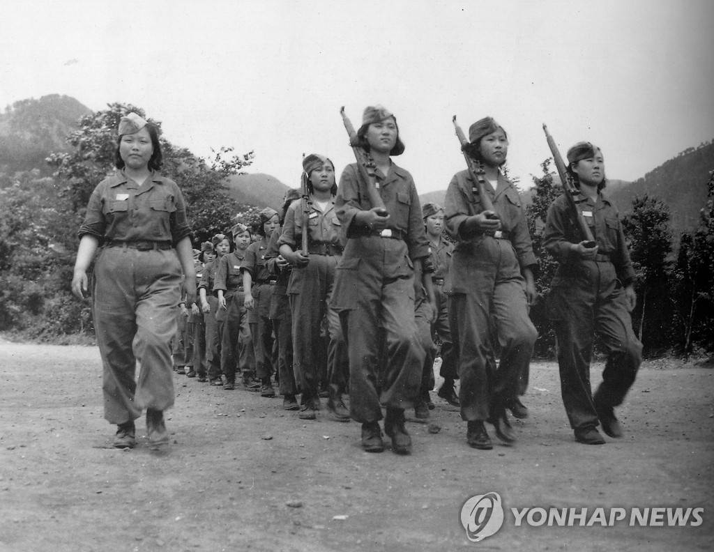 6·25 전쟁 기간 여자 의용군의 제식훈련 모습