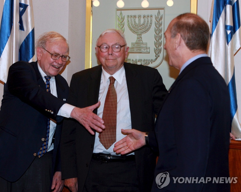 2006년 9월 워런 버핏과 함께 이스라엘 총리 만나는 찰리 멍거(가운데) 버크셔해서웨이 부회장
