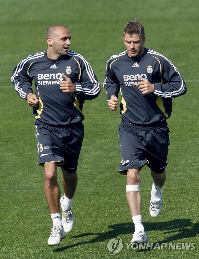 레알 마드리드에서 뛸 당시의 라울 브라보(왼쪽)