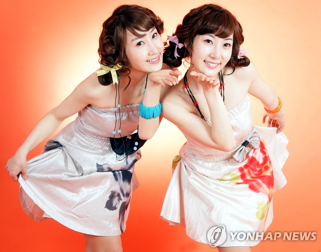 Twin sisters debut as trot singer Yonhap News Agency