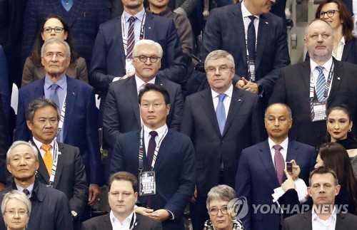 In this Reuters photo, President of Germany Frank-Walter Steinmeier (2nd from L, middle row) stands next to International Olympic Committee President Thomas Bach during the Group A match between Korea and Germany at the International Handball Federation World Men's Handball Championship at Mercedes-Benz Arena in Berlin on Jan. 10, 2019. Directly below Steinmeier is Chey Tae-won, head of the Korea Handball Federation, and to Chey's right is Lee Kee-heung, president of the Korean Sport & Olympic Committee. (Yonhap)