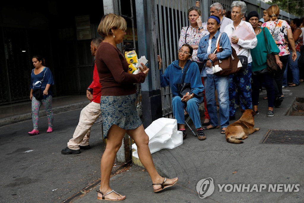 카라카스 시내의 한 슈퍼마켓 앞에서 식품을 사려고 줄을 선 시민들 [로이터=연합뉴스] 