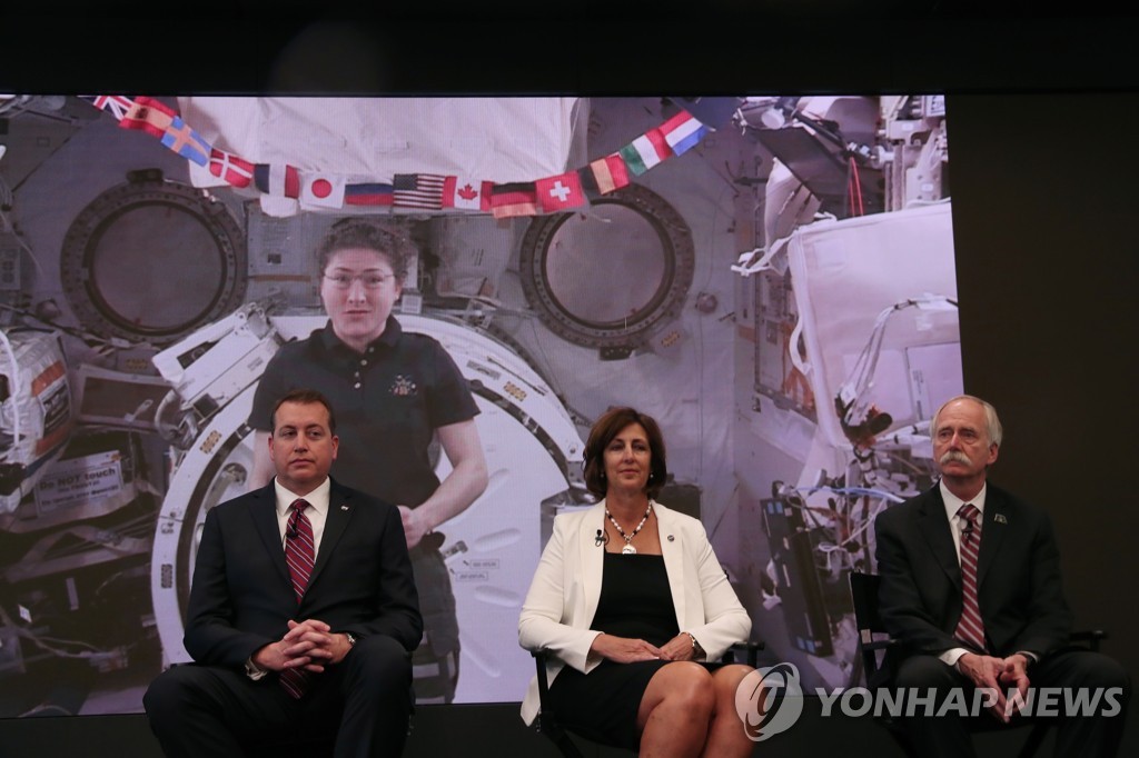 ISS 민간 개방 계획 설명하는 NASA 관계자들