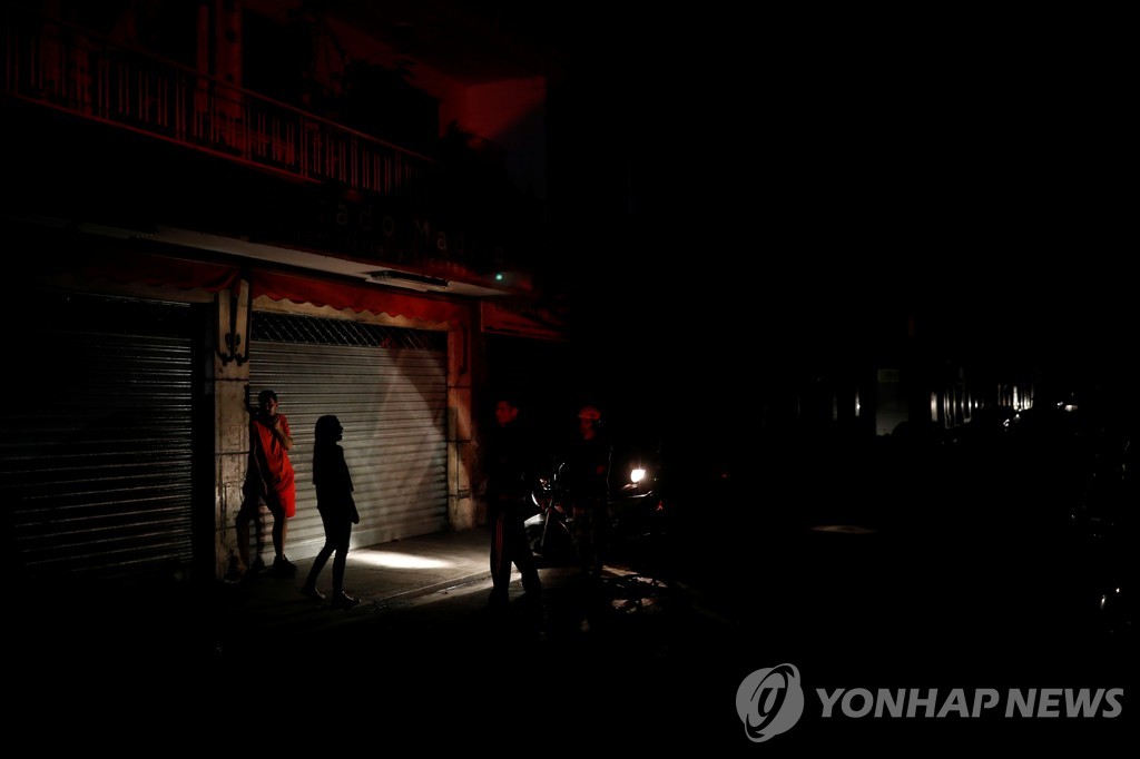자동차 불빛만 남은 베네수엘라