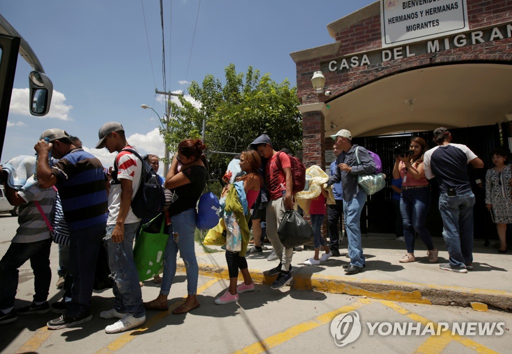 본국으로 귀환하기 위해 멕시코시티행 버스 오르는 중미 이민자들