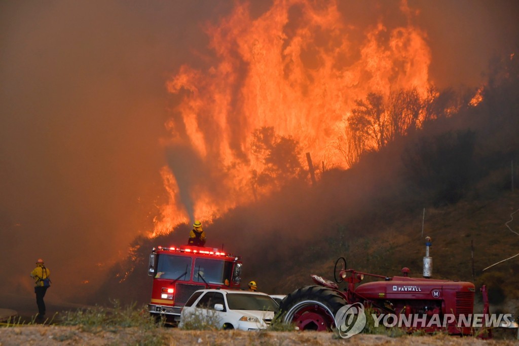 미국 로스앤젤레스 북쪽에서 발생한 '틱 파이어' 진화 작업에 투입된 소방관들