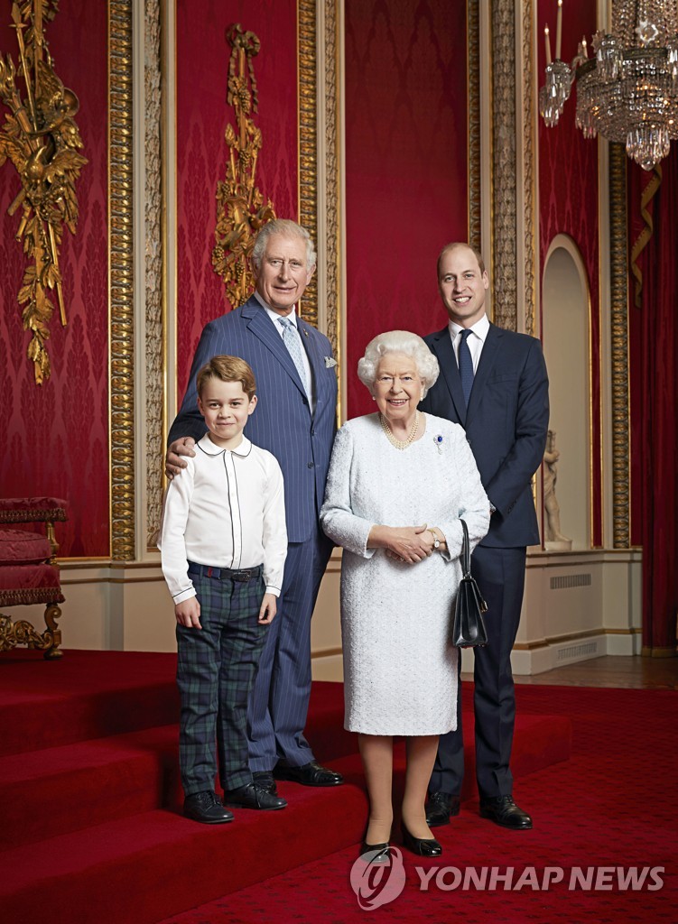 조지 왕자, 찰스 왕세자, 엘리자베스 2세 여왕, 윌리엄 왕세손(왼쪽부터)의 모습 [로이터=연합뉴스]