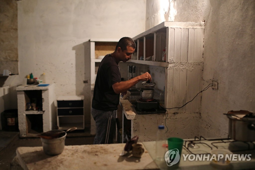 콜롬비아로 이민했다가 코로나19 이후 공장에서 해고돼 베네수엘라로 귀국한 후안 메사