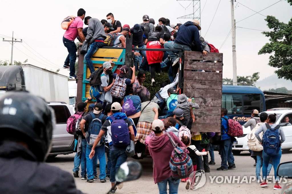 미국까지 가기 위해 트럭 올라탄 온두라스 이민자들