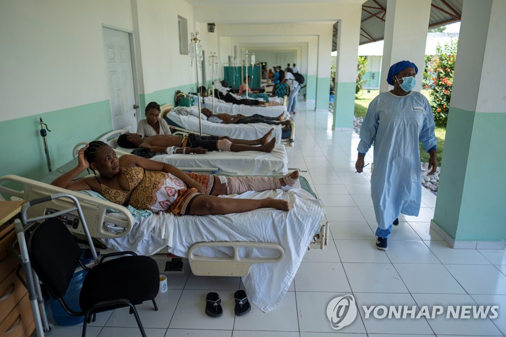 아이티 레카이 병원의 복도에까지 가득 찬 지진 부상자들