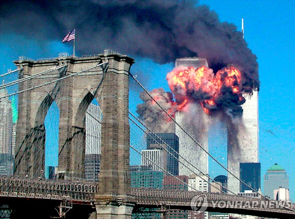 2001년 9월 11일 미국 뉴욕 세계무역센터 남쪽 건물에 여객기가 충돌한 직후 모습 [로이터=연합뉴스 자료사진] 
