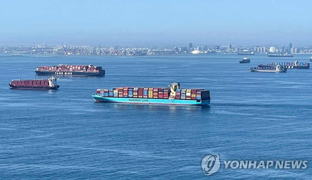 미국 로스앤젤레스·롱비치항 입항을 기다리는 컨테이너선들