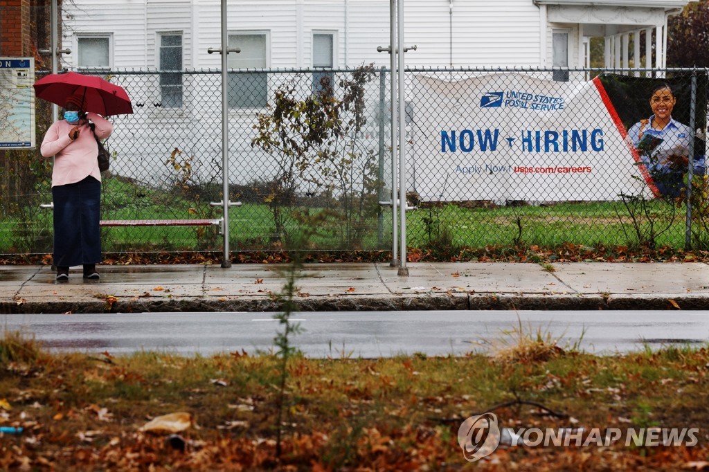 미국 보스턴의 한 버스정류장 옆에 걸린 미 연방우체국의 채용 공고