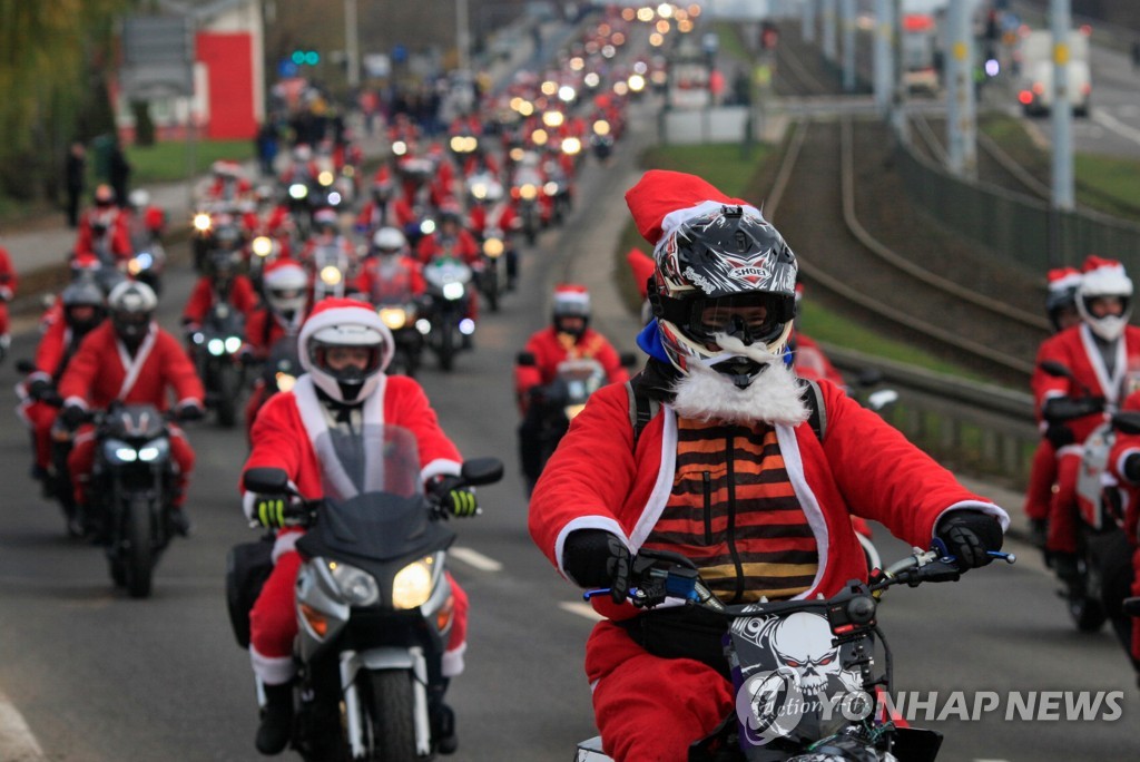 ′크리스마스 이즈 커밍′…폴란드서 산타 모터바이크 퍼레이드