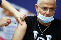 이스라엘, 60세 미만 백신 4차접종 '고위험군'으로 한정