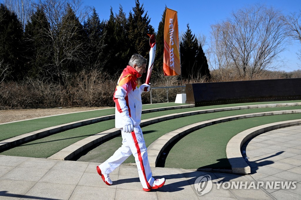 성화 봉송하는 토마스 바흐 IOC 위원장. 이날 유승민 선수위원도 성화 봉송 주자로 나섰다.