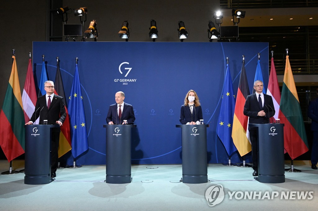 숄츠 독일 총리(왼쪽 두번째)가 10일 베를린에서 발트3국 정상들과 회담 후 성명을 발표하는 모습. [로이터 연합뉴스] 2022. 2. 10. photo@yna.co.kr 