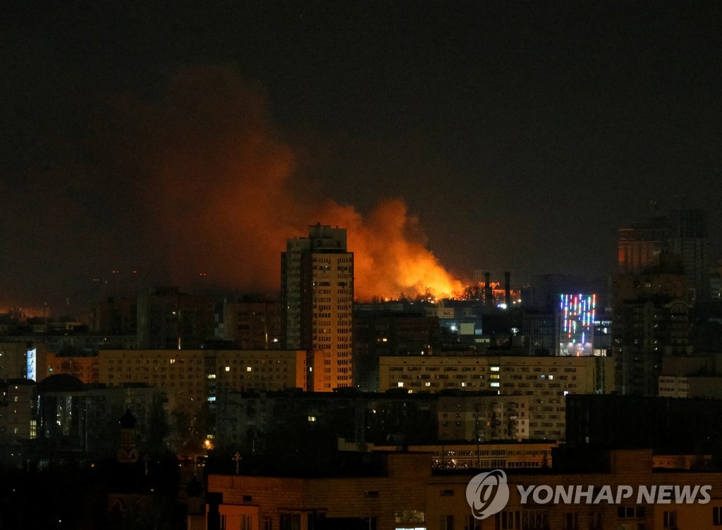 화염이 치솟는 우크라이나의 수도 키예프 