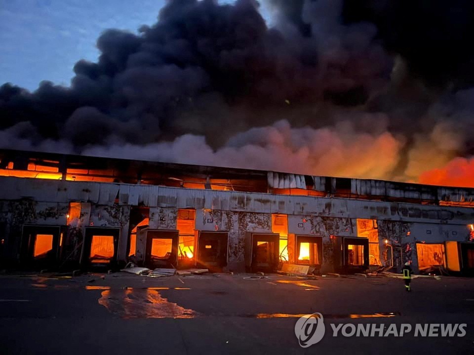 키이우 외곽에서 러시아군 포격에 불붙은 창고건물 
