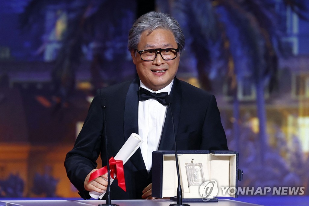 In this Reuters photo, South Korean director Park Chan-wook delivers an acceptance speech after winning Best Director for the film "Decision to Leave" at the closing ceremony of the 75th Cannes Film Festival in Cannes, France, on May 28, 2022. (Yonhap)