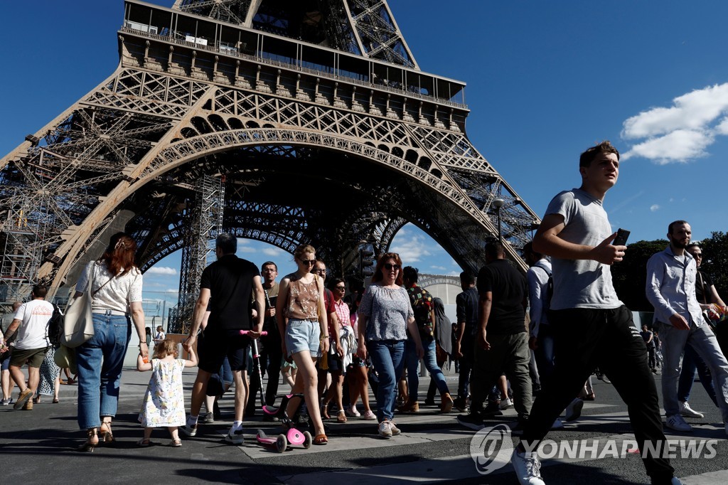 파리 에펠탑을 지나는 관광객