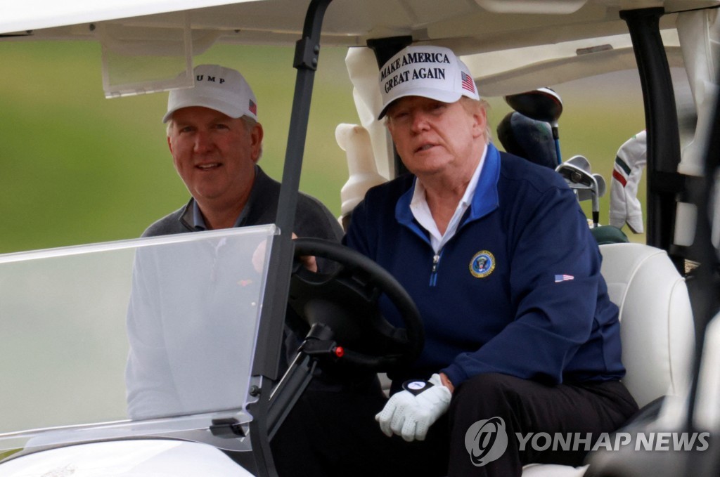 골프 카트를 운전하는 도널드 트럼프 전 미국 대통령