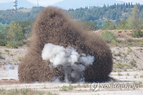 이탈리아 포 강에서 발견된 2차 대전 불발탄을 폭파하는 모습